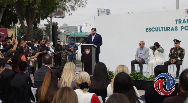 Exhiben esculturas hechas con piezas de armas de fuego