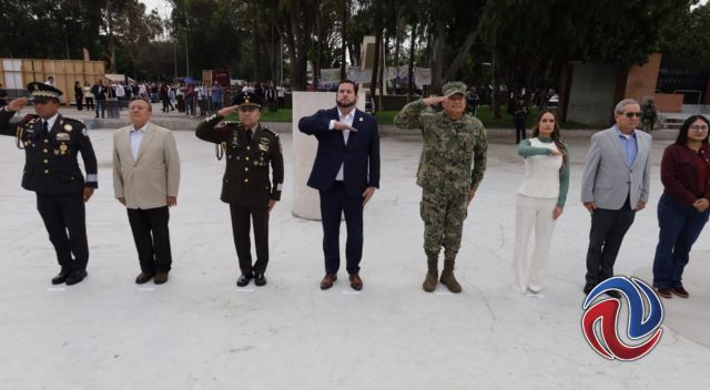 Exhiben esculturas hechas con piezas de armas de fuego