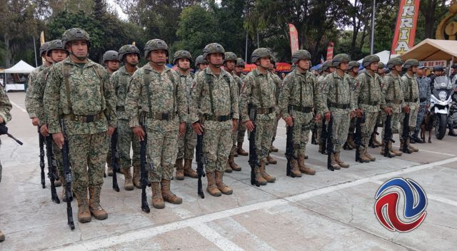 Exhiben esculturas hechas con piezas de armas de fuego