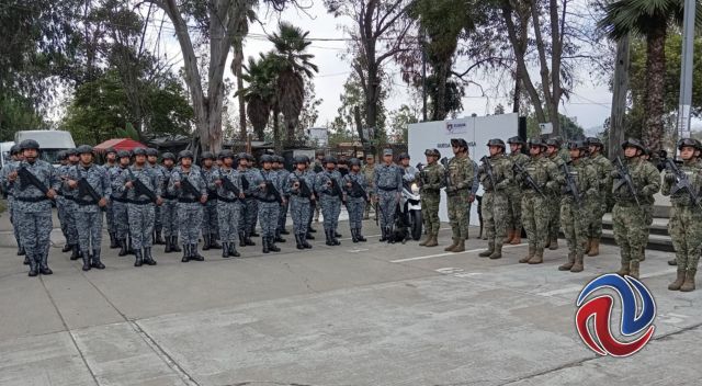 Exhiben esculturas hechas con piezas de armas de fuego