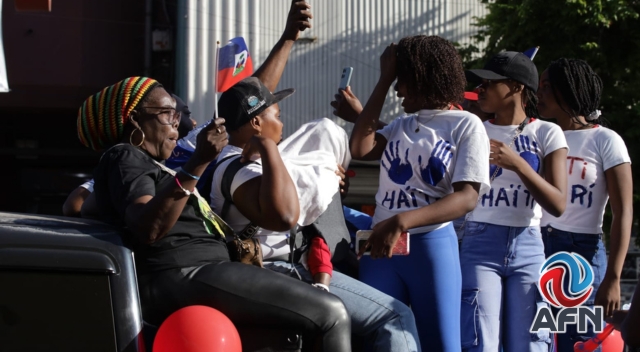 Haitianos realizan caravana en Tijuana previo al partido de su selección en el Mundial