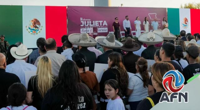 La gobernadora elogia a Julieta en su informe