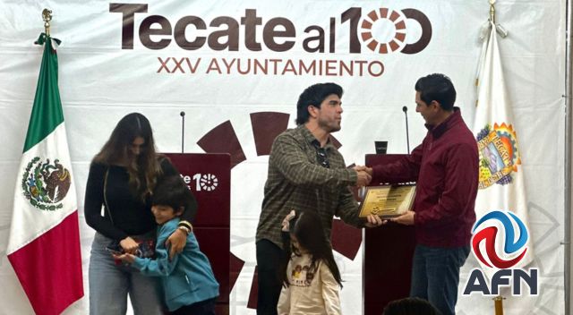 Entregan al beisbolista Leo Heras Las Llaves de la Ciudad de Tecate 