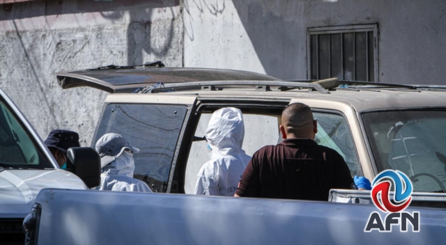 Hallan un muerto en descomposición dentro de camioneta