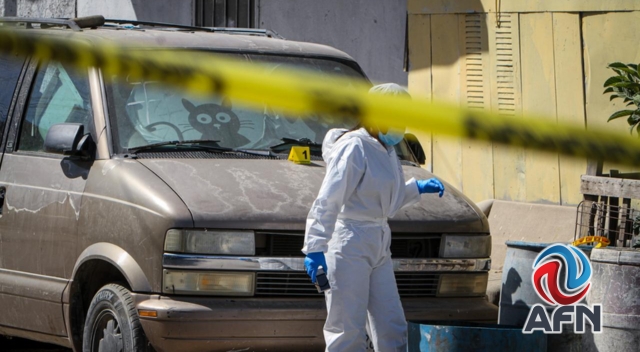Hallan un muerto en descomposición dentro de camioneta