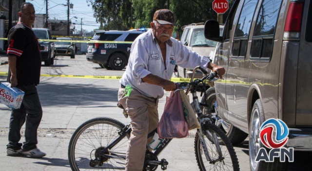 Hallan un muerto en descomposición dentro de camioneta