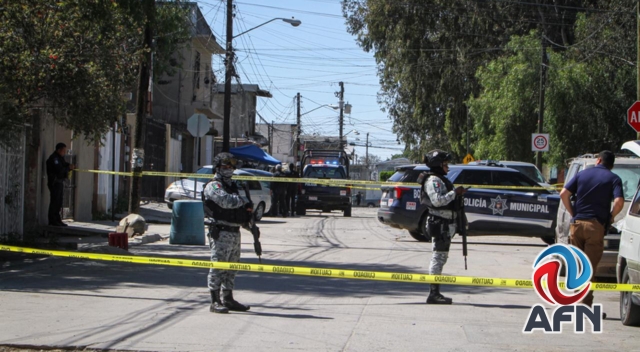 Hallan un muerto en descomposición dentro de camioneta