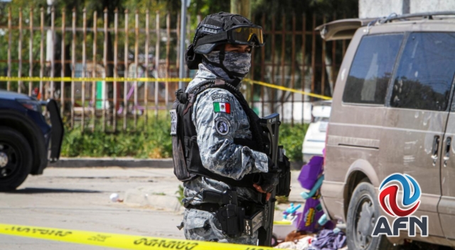 Hallan un muerto en descomposición dentro de camioneta