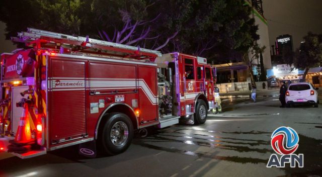 Queman auto oficial y dejan narcomanta cerca del palacio municipal de Tijuana