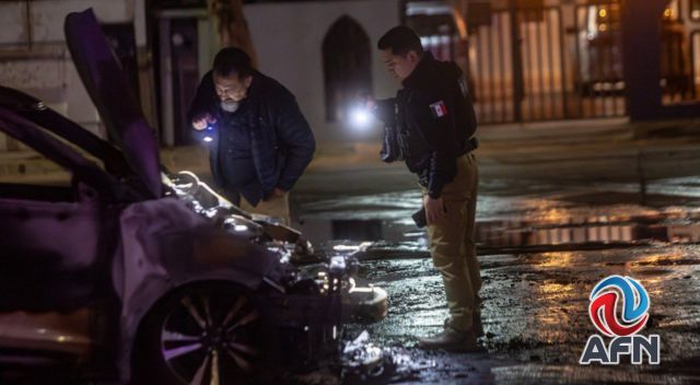 Queman auto oficial y dejan narcomanta cerca del palacio municipal de Tijuana
