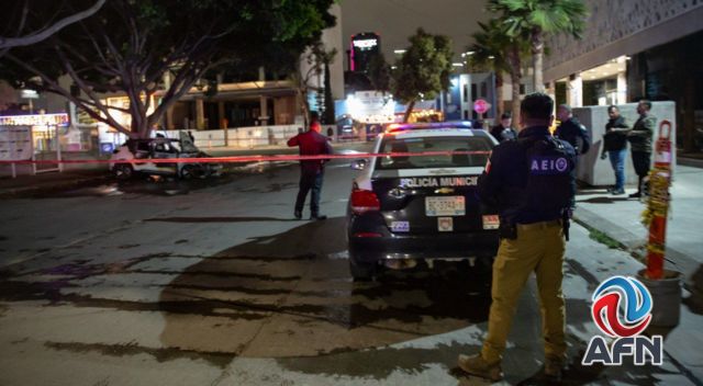 Queman auto oficial y dejan narcomanta cerca del palacio municipal de Tijuana