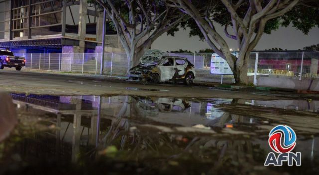 Queman auto oficial y dejan narcomanta cerca del palacio municipal de Tijuana