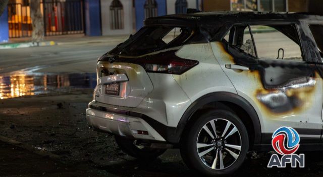 Queman auto oficial y dejan narcomanta cerca del palacio municipal de Tijuana