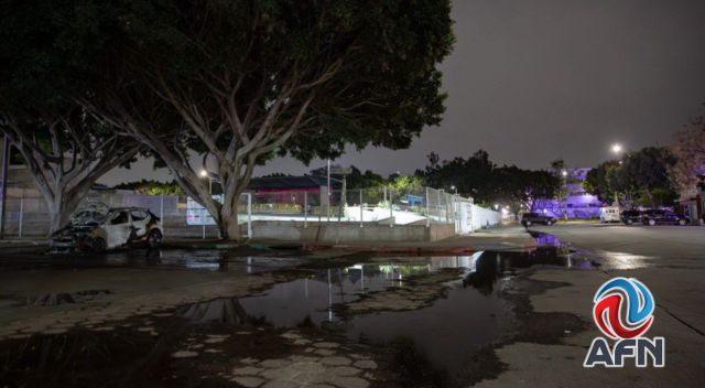 Queman auto oficial y dejan narcomanta cerca del palacio municipal de Tijuana