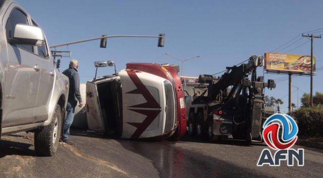 Volcó una pipa a la entrada de Tecate
