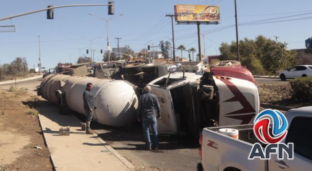 Volcó una pipa a la entrada de Tecate