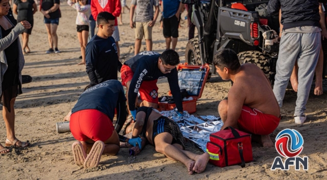 Rescatan a dos menores en peligro de ahogarse en Playas de Tijuana