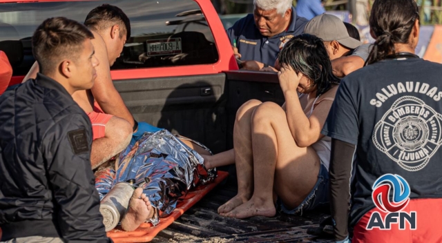 Rescatan a dos menores en peligro de ahogarse en Playas de Tijuana