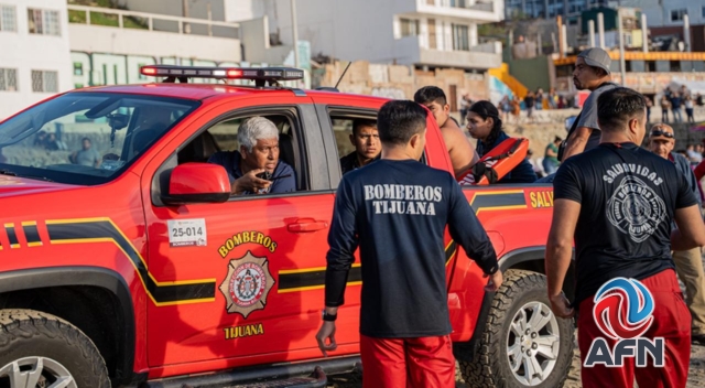Rescatan a dos menores en peligro de ahogarse en Playas de Tijuana
