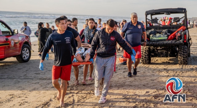 Rescatan a dos menores en peligro de ahogarse en Playas de Tijuana