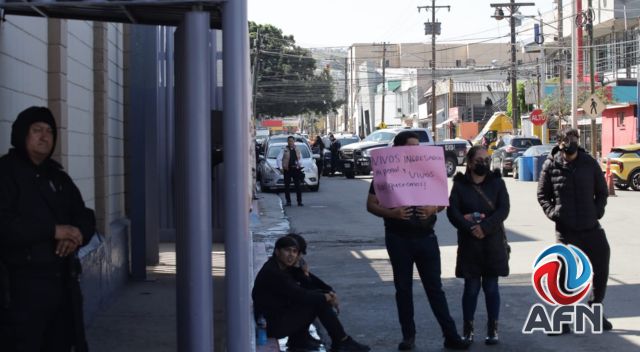 Ex reclusos y familiares de presos se manifiestan en contra de Tolentino Téllez