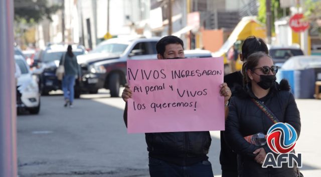 Ex reclusos y familiares de presos se manifiestan en contra de Tolentino Téllez