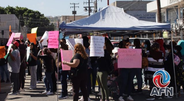 Ex reclusos y familiares de presos se manifiestan en contra de Tolentino Téllez