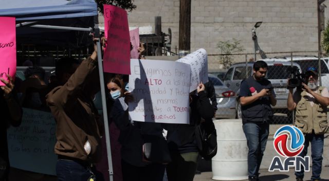 Ex reclusos y familiares de presos se manifiestan en contra de Tolentino Téllez