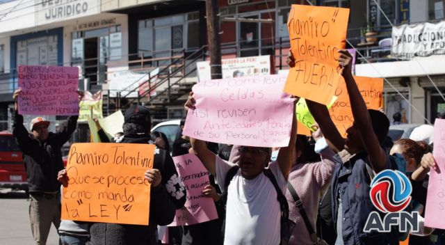 Ex reclusos y familiares de presos se manifiestan en contra de Tolentino Téllez