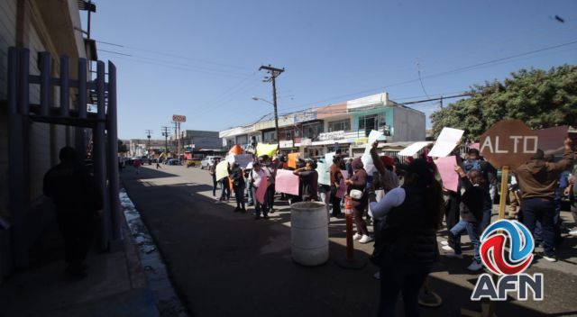 Ex reclusos y familiares de presos se manifiestan en contra de Tolentino Téllez