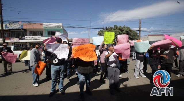 Ex reclusos y familiares de presos se manifiestan en contra de Tolentino Téllez