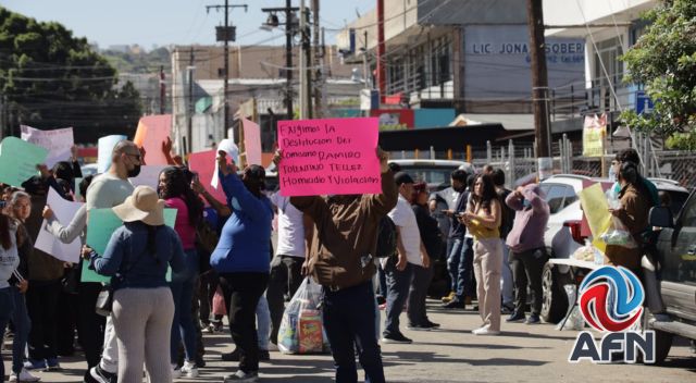 Ex reclusos y familiares de presos se manifiestan en contra de Tolentino Téllez