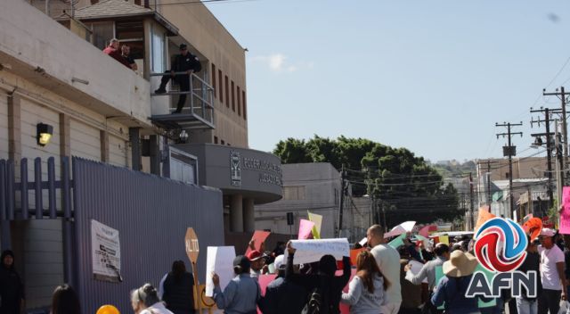 Ex reclusos y familiares de presos se manifiestan en contra de Tolentino Téllez