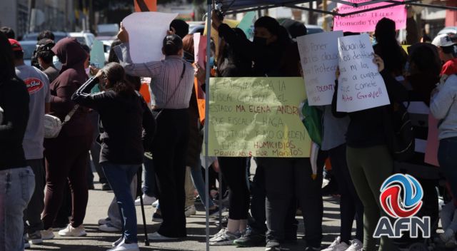 Ex reclusos y familiares de presos se manifiestan en contra de Tolentino Téllez