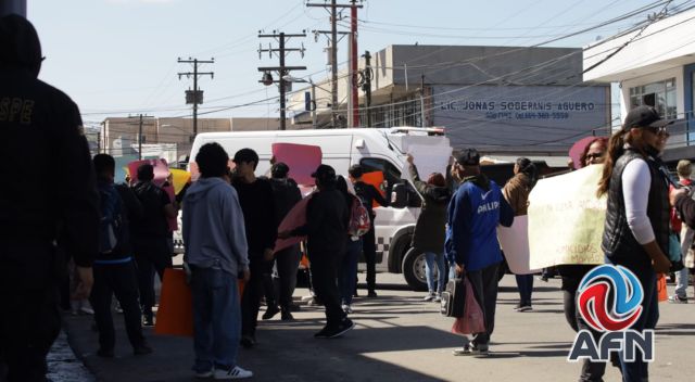 Ex reclusos y familiares de presos se manifiestan en contra de Tolentino Téllez