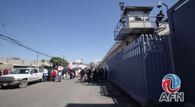 Ex reclusos y familiares de presos se manifiestan en contra de Tolentino Téllez