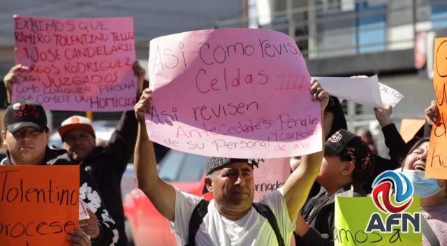 Ex reclusos y familiares de presos se manifiestan en contra de Tolentino Téllez