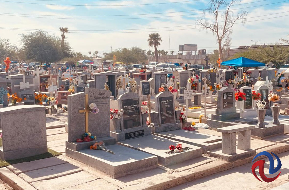 Panteones cobran vida en Día de Muertos con visita de familias