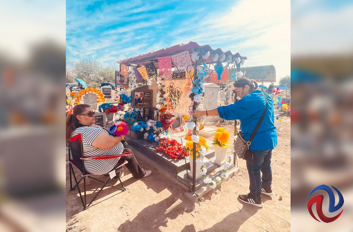 Panteones cobran vida en Día de Muertos con visita de familias