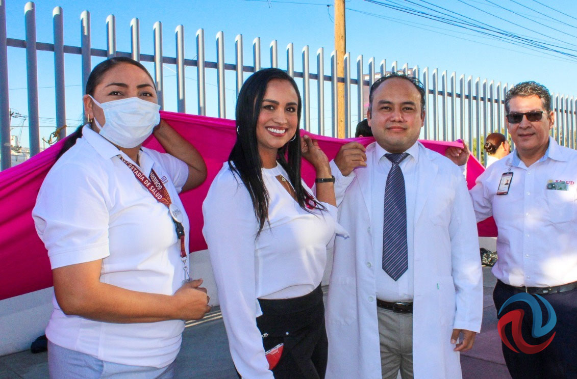 Personal de Salud formó un lazo rosa como actividad del mes de la prevención