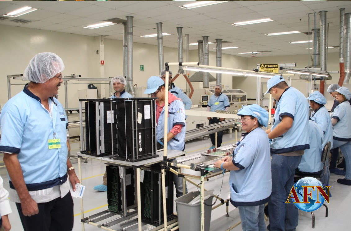 Visita Escobedo la empresa SMK