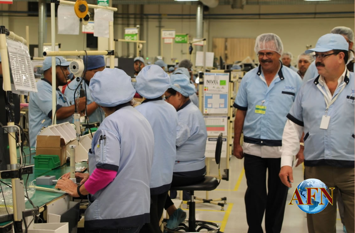 Visita Escobedo la empresa SMK