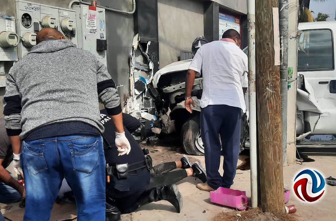 Un muerto y un lesionado en accidente vehicular, en Rosarito