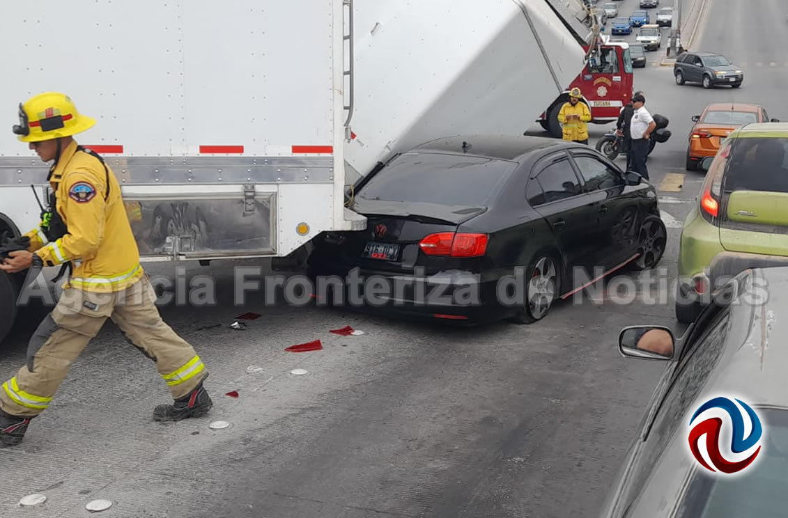Accidente deja dos vehículos atrapados bajo un tráiler, en El Pípila