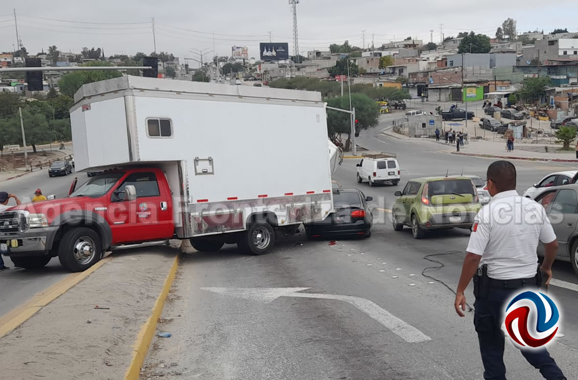 Accidente deja dos vehículos atrapados bajo un tráiler, en El Pípila
