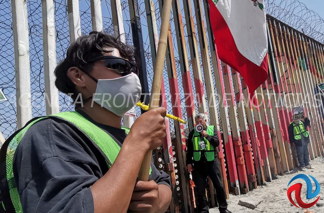 Protestan activistas pro migrantes en el muro divisorio
