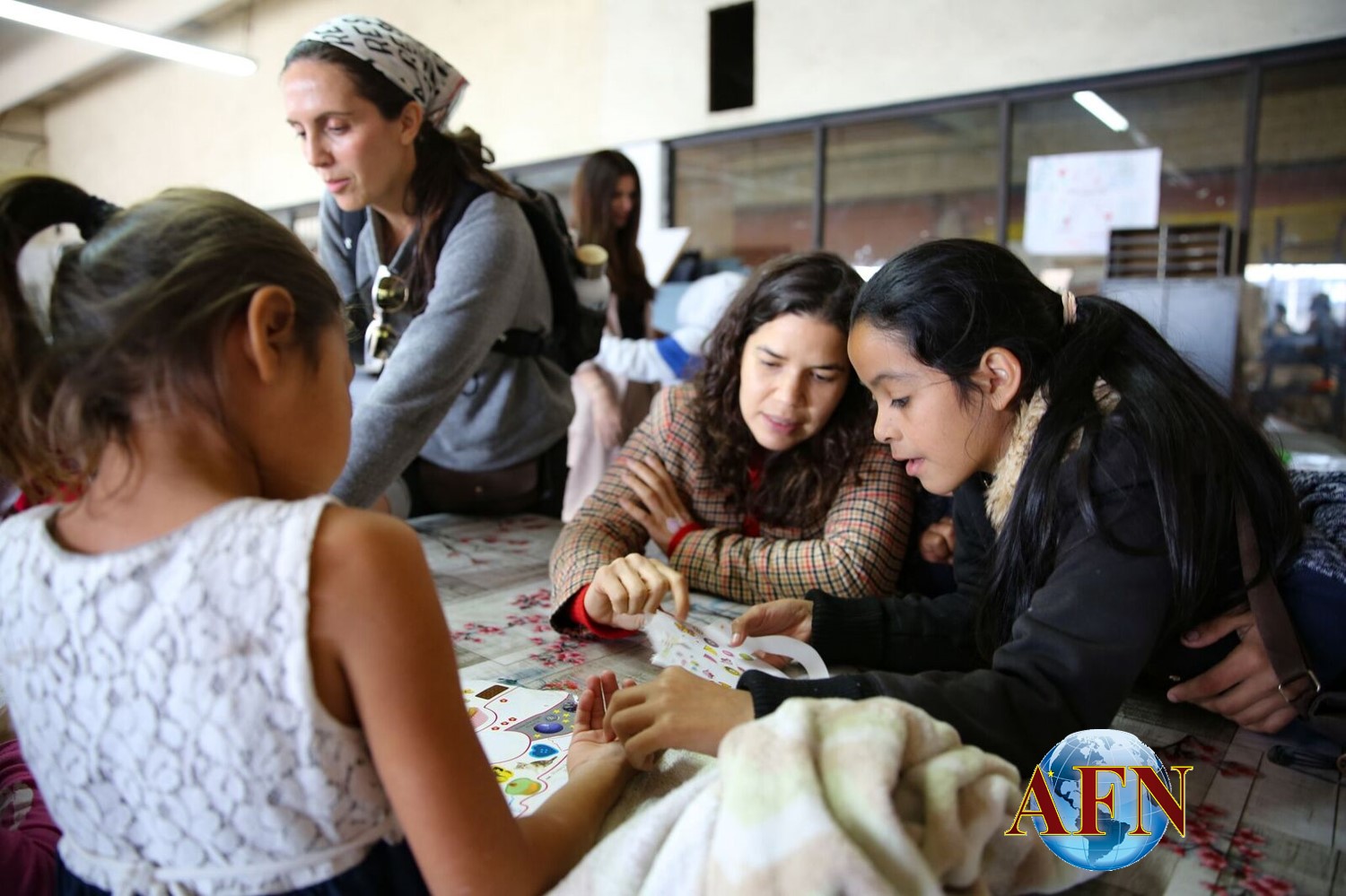 Activistas y actrices visitan refugios