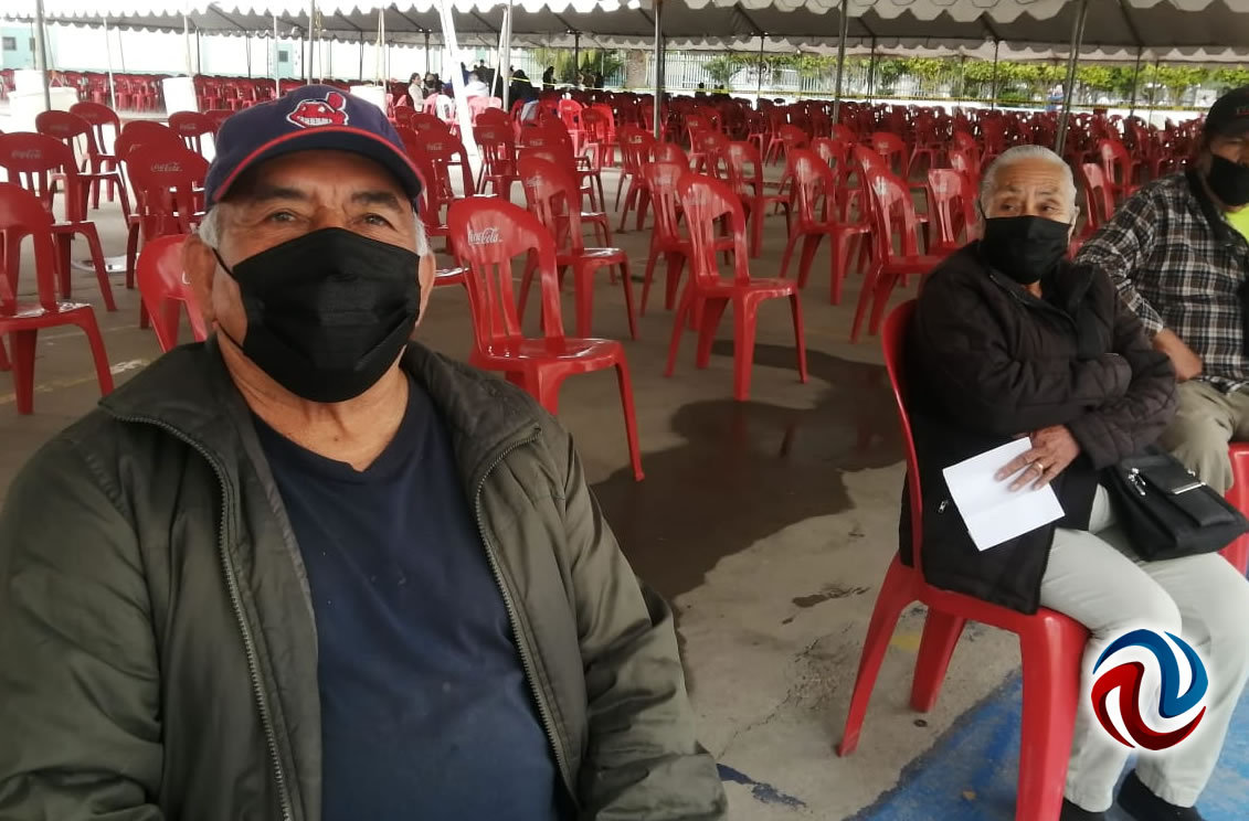 Muestran optimismo tras recibir segunda dosis de la vacuna