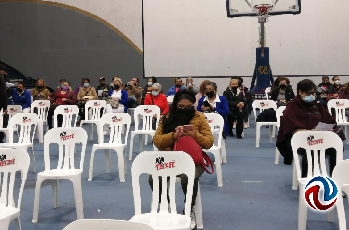 Muestran optimismo tras recibir segunda dosis de la vacuna