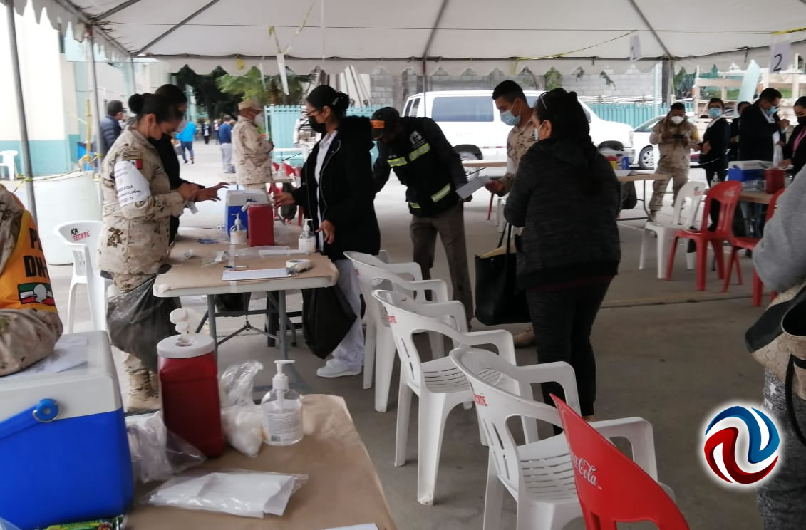 Muestran optimismo tras recibir segunda dosis de la vacuna